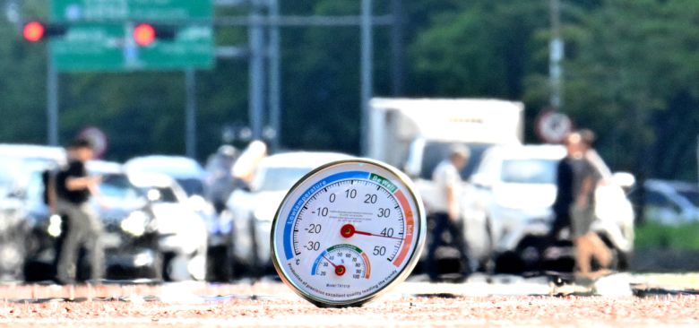 전국 대부분 지역에 폭염경보가 발효 중인 28일 서울 여의대로에서 열기로 인해 온습도계 뒤로 아지랑이가 피어오르고 있다. 이날은 전국 최고 체감온도가 35도 안팎으로 오르는 무더운 날씨가 이어지겠으며, 열대야가 나타나는 곳도 많겠다. 임세준 기자