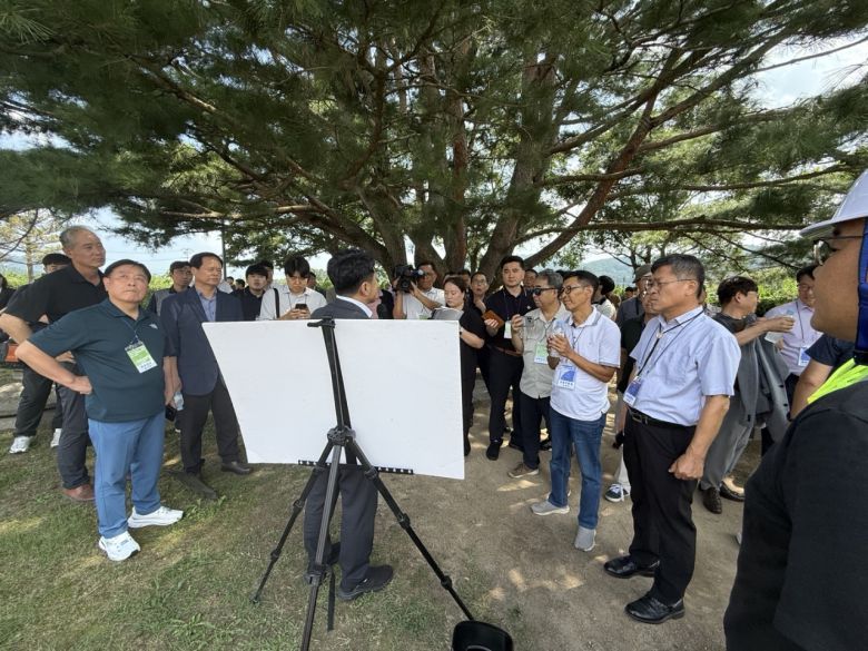 경북도와 경주시는 21일 주요 언론인 100여명을 아시아태평양경제협력체(APEC) 준비 현장으로 초청, APEC 정상 회의 준비 상황 설명회를 열었다.[경북도 제공]