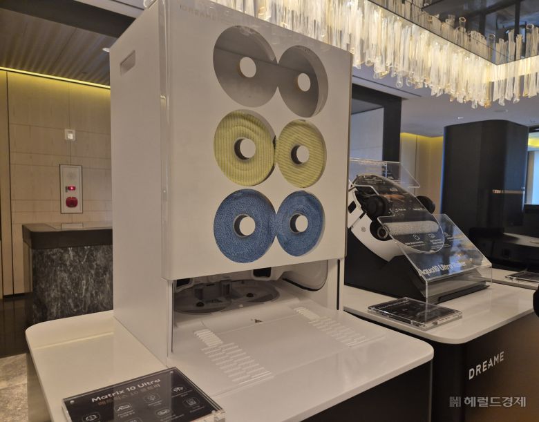 드리미가 지난 21일 공개한 로봇청소기 신제품은 거실·주방·화장실마다 물걸레 패드를 바꿀 수 있는 3종 걸레 자동 교체 시스템을 탑재했다. 김현일 기자