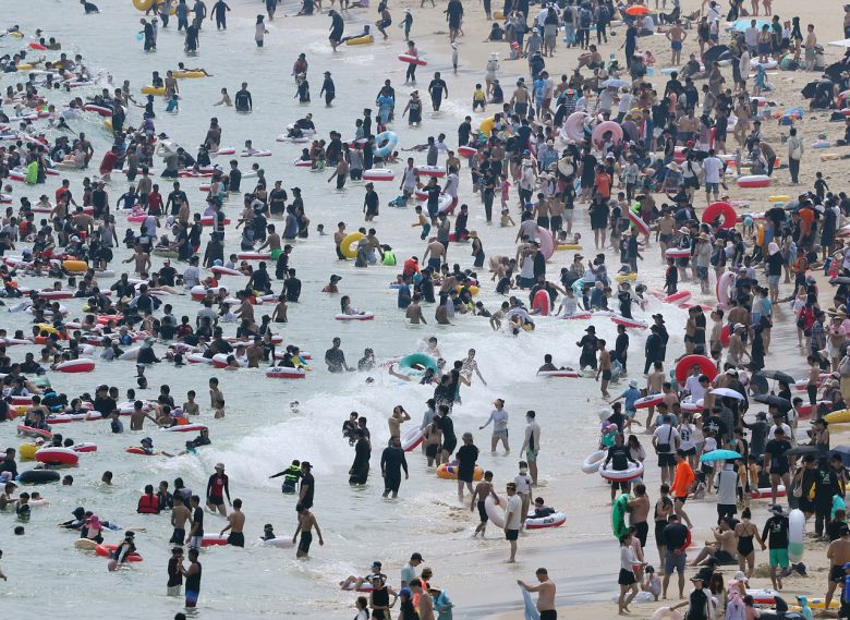 3일 부산 해운대해수욕장이 피서객들로 붐비고 있다.[연합]