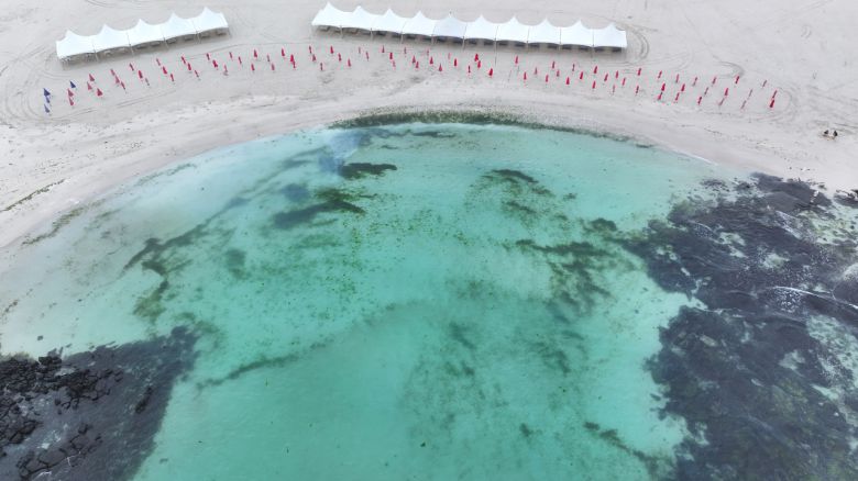 제주도 내 일부 해수욕장이 조기 개장한 24일 오전 제주시 구좌읍 김녕해수욕장이 한산한 모습이다.[연합]