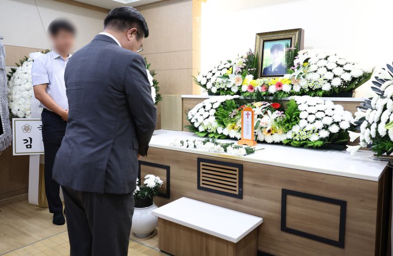 윤호중 행정안전부 장관이 21일 이태원 참사 당시 현장에 출동했던 소방대원 A씨 빈소가 마련된 경기도 안양시 한 장례식장을 방문해 조문하고 있다. 2025.8.21 [행정안전부 제공. 재판매 및 DB 금지] <연합뉴스>