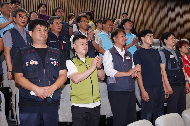 24일 국회 본회의에서 ‘노동조합 및 노동관계조정법 일부개정법률안(노란봉투법)’이 통과되자 민주노총 양경수 위원장과 조합원, 진보당 당원들이 기뻐하고 있다. [연합]