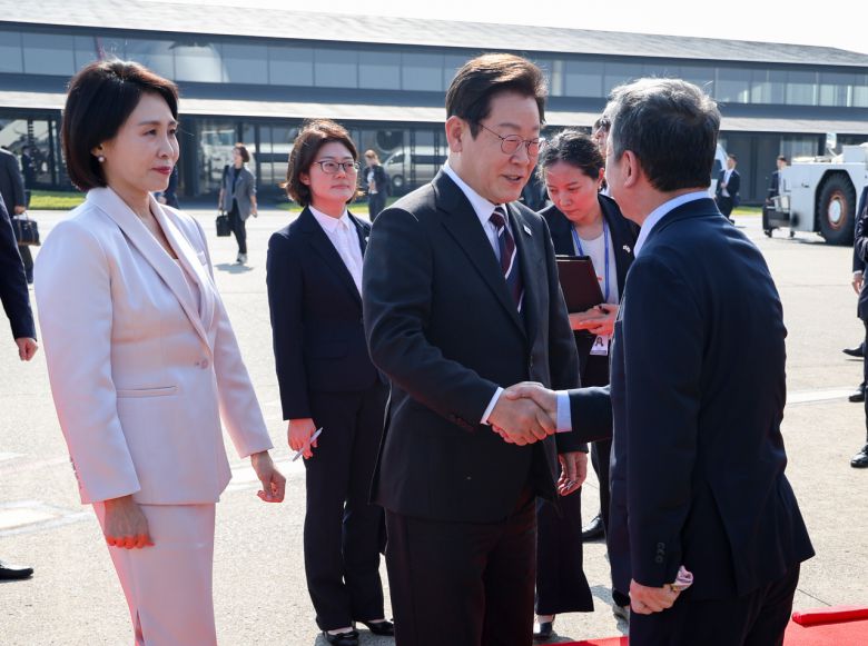 한일 정상회담을 마친 이재명 대통령과 부인 김혜경 여사가 24일 일본 도쿄 하네다공항에서 도널드 트럼프 미국 대통령과의 한미 정상회담을 위해 워싱턴DC로 향하며 환송 나온 인사들과 악수하고 있다. [연합]