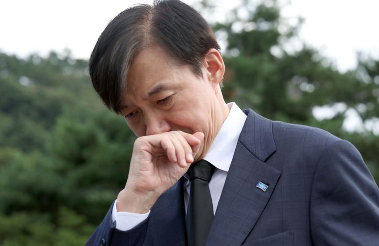 조국 조국혁신당 혁신정책연구원장이 25일 오전 경남 김해시 진영읍 봉하마을 노무현 전 대통령 묘역을 참배하고 있다. [연합]