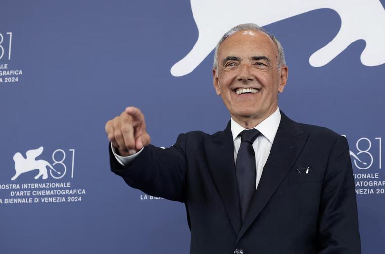 알베르토 바르베라 베니스영화제 예술감독이 제81회 베니스 영화제 개막식에서 포즈를 취하고 있다. [로이터]