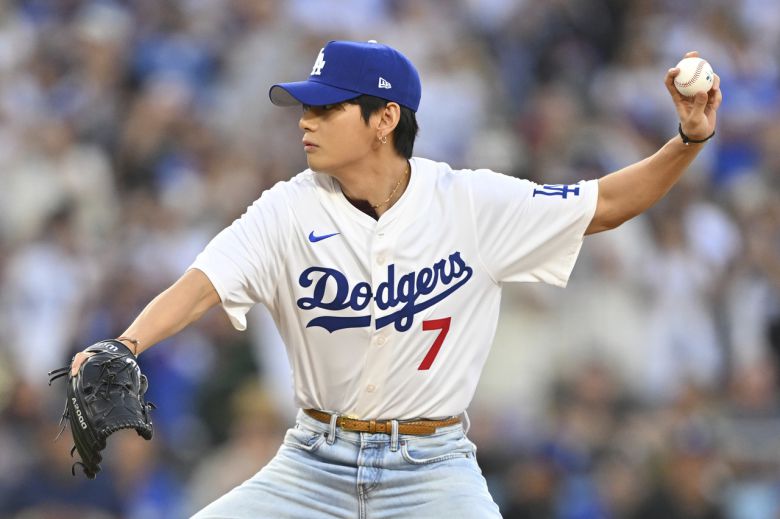 25일(현지시간) 미국 로스앤젤레스에서 열린 LA 다저스와 신시내티 레즈의 경기 시작에 앞서, 한국의 K팝 그룹 방탄소년단(BTS) 멤버 뷔가 시구를 하고 있다.[AP]