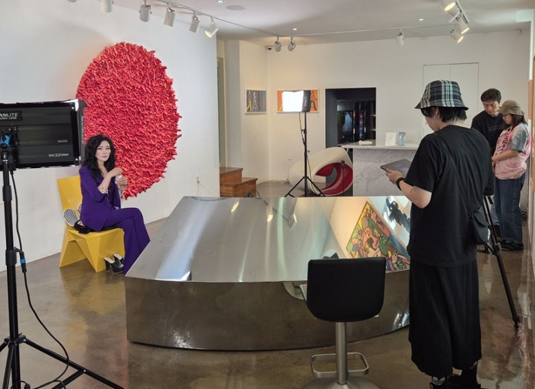 ‘웰니스서울2025 모두 숲애’ 행사에서 메인공연을 하는 재즈 보컬 웅산이 최근 보노몽에서 조계종 유튜브와 인터뷰 촬영 준비를 하고 있다.