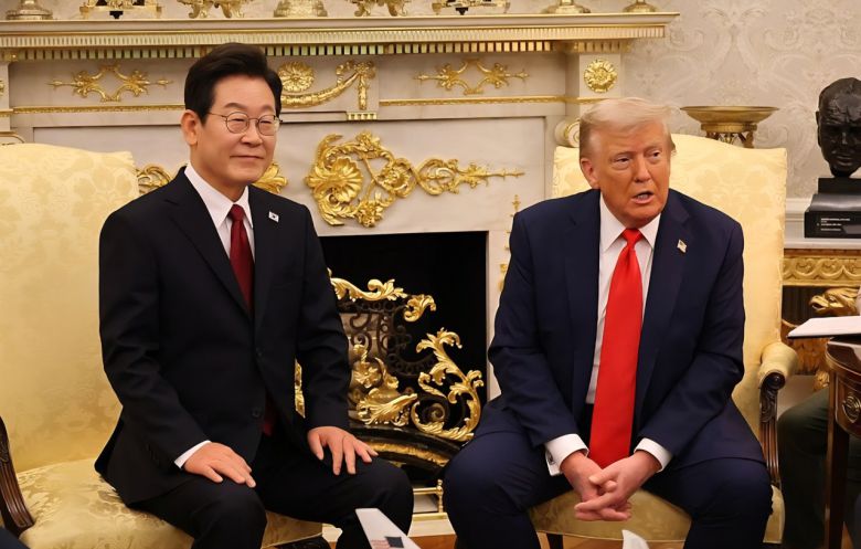 이재명 대통령(왼쪽)과 도널드 트럼프 미국 대통령이 25일(현지시간) 미국 워싱턴DC 백악관에서 정상회담을 하고 있다. [AP]