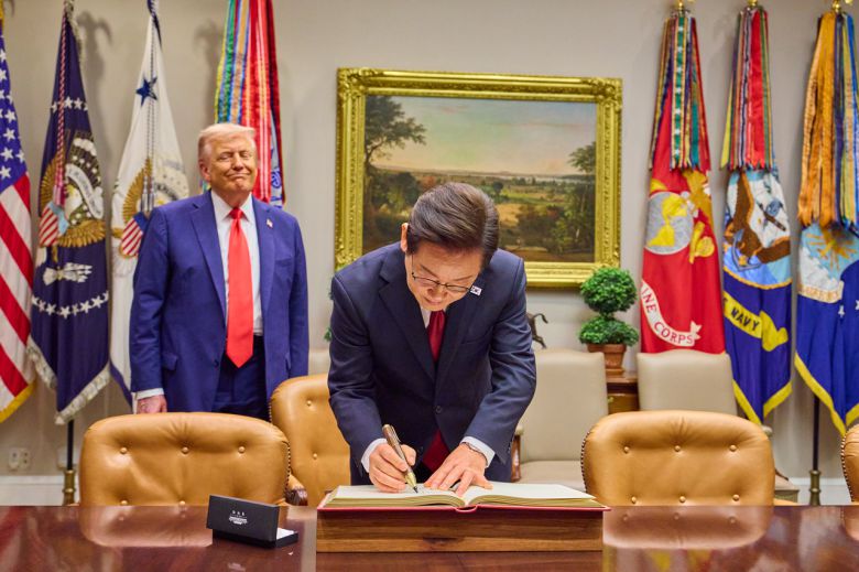 이재명 대통령이 25일(현지시간) 미국 워싱턴 DC 백악관에서 도널드 트럼프 미국 대통령이 지켜보는 가운데 방명록을 작성하고 있다. 2025.8.26 [공동취재]