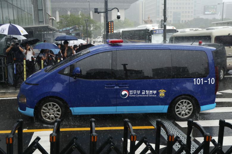 건진법사 전성배 씨가 탑승한 호송차가 25일 김 여사 관련 의혹들을 수사하는 민중기 특별검사팀 사무실이 마련된 서울 종로구 KT광화문빌딩으로 들어가고 있다. [연합]