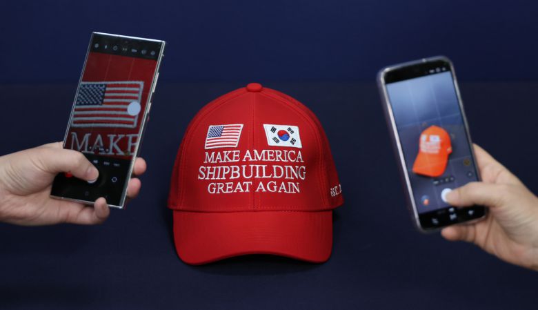 대통령실이 지난 3일 공개한 ‘마스가’(MASGA·Make American Shipbuilding Great Again) 모자. ‘마스가’는 지난 한미관세협상 때 조선 분야 협력 내용을 압축적으로 전달하기 위해 산업통상자원부가 만든 슬로건으로 한국협상단은 이 모자와 대형 패널 등을 준비했다. [연합]