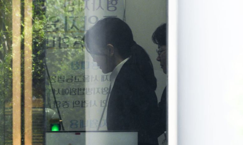 윤석열 전 대통령 부인 김건희 여사가 지난 12일 오후 서울 서초구 서울중앙지법에서 열린 영장실질심사를 마치고 법원을 나서고 있다. [사진공동취재단]