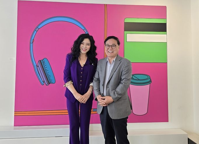 ‘웰니스서울2025 모두 숲애’ 메인공연 가수인 웅산(왼쪽)이 최근 보노몽에서 김영상 코리아헤럴드 사장과 만나 사진을 찍고 있다.