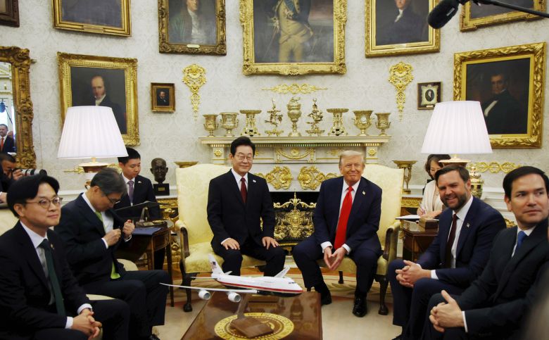 이재명 대통령과 도널드 트럼프 미국 대통령이 25일(현지시간) 미국 워싱턴DC 백악관에서 정상회담을 하고 있다. [연합]