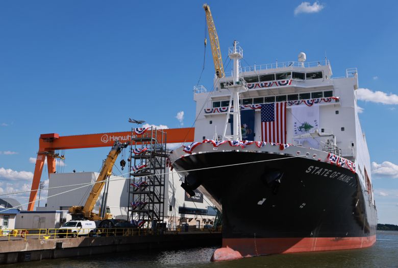 26일(현지시간) 미국 필라델피아의 한화 필리조선소 크레인 옆으로 명명식을 하는 ‘스테이트 오브 메인’호가 떠 있다. 이날 명명식에는 이재명 대통령이 참석한다.     이 선박은 미국 해양청이 발주한 국가 안보 다목적 선박(NSMV) 5척 중 3호선이다. [연합]