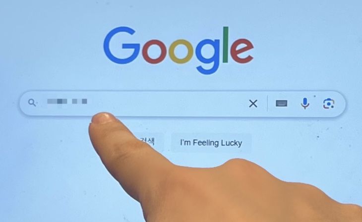 한 이용자가 검색 빅테크로 불리는 ‘구글’ 검색창을 가리키고 있다. 차민주 기자