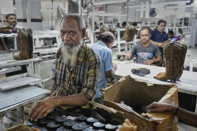 지난 25일(현지시간) 인도 아그라의 한 생산시설에서 노동자들이 가죽 신발을 만들고 있다. [AP]