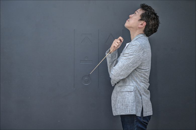 ‘춤추는 지휘자’로 불리는 백윤학은 과학고, 서울대 공대를 나와 뒤늦게 음악을 시작해, 미국 명문 커티스 음악원과 템플대에서 지휘와 오페라 코칭을 전공했다. [세종문화회관 제공]