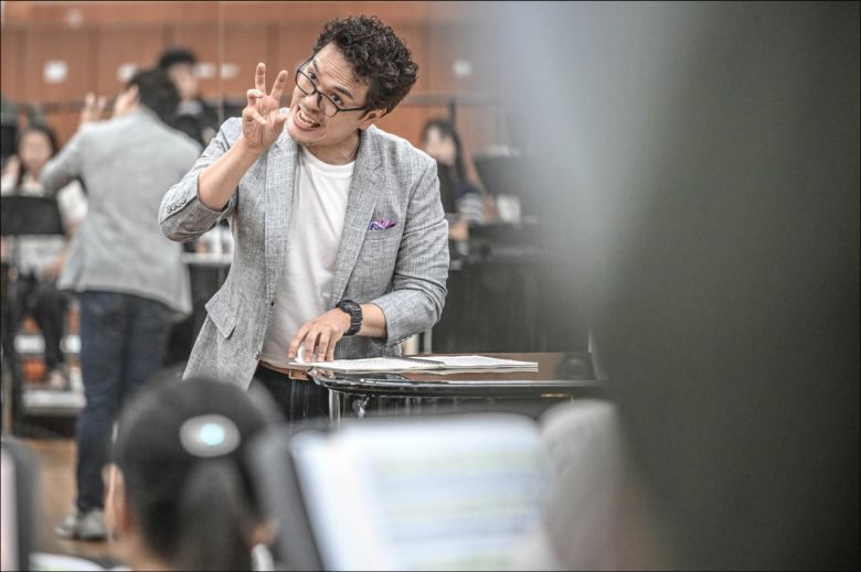 ‘춤추는 지휘자’로 불리는 백윤학이 서울시합창단의 여름 가족 음악회(29일, 세종문화회관)로 관객과 만난다. 단원들의 적극적인 추천으로 그가 뽑혔다.  [세종문화회관 제공]