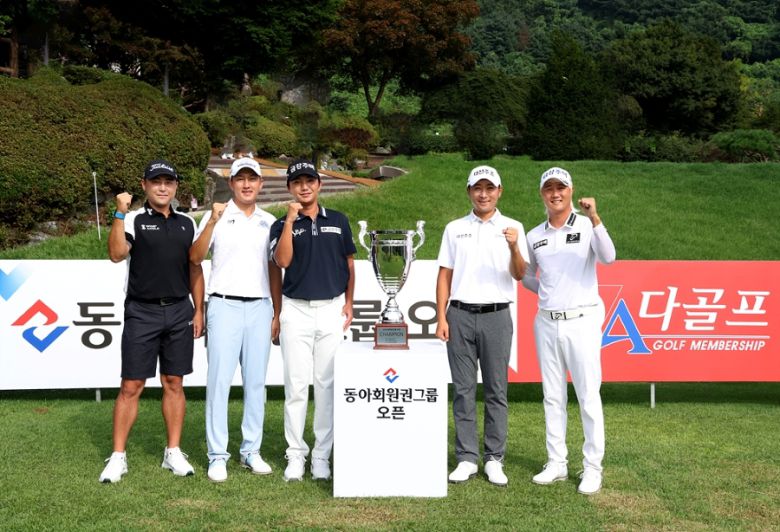 KPGA 투어 하반기 개막전인 동아회원권그룹 오픈에 출전하는 선수들이 27일 열린 포토콜 행사에서 포즈를 취하고 있다. 왼쪽부터 이태훈 김백준 옥태훈 이동민 허인회   [KPGA 제공]