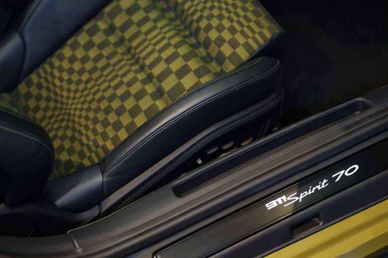 신형 911 스피릿 70 인테리어의 아이코닉한 파샤 패턴 [포르쉐코리아 제공]