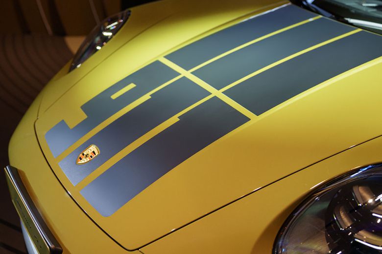 1970년대 세이프티 스티커에서 영감을 받은 블랙 데코 스트라이프 [포르쉐코리아 제공]