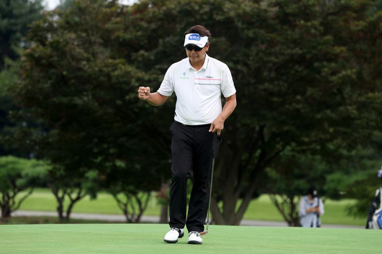 박상현이 12번홀 버디 퍼팅에 성공한 뒤 주먹을 쥐어 보이고 있다.   [KPGA 제공]