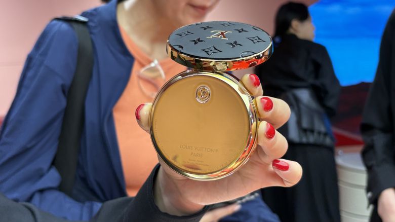 LV 옴브르 바닥에 있는 리필 버튼을 보여주고 있다. 박연수 기자