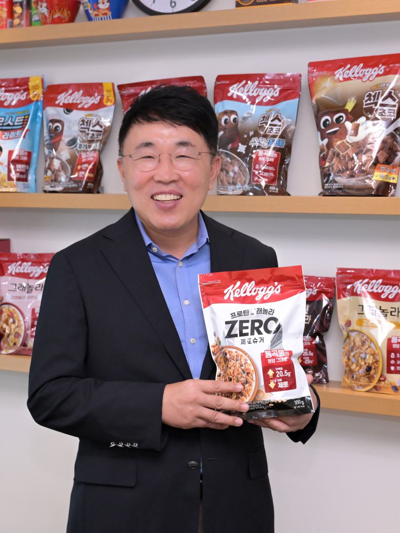정인호 농심켈로그 대표이사가 최근 헤럴드경제와 만나 최근 선보인 시리얼 신제품 ‘프로틴 그래놀라 제로슈거’를 들어 보이고 있다. [농심켈로그 제공]