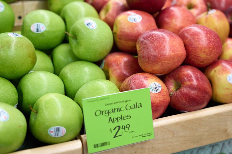 지난 12일(현지시간) 미국 캘리포니아주 로스앤젤레스의 한 매장에서 진열된 사과들. [EPA]