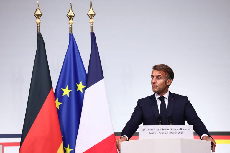 에마뉘엘 마크롱 프랑스 대통령이 29일(현지시간) 푸랑스 툴롱에서 독일 총리와 공동 기자회견을 하고 있다. [AFP]