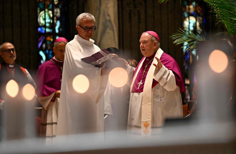 28일(현지시간) 버나드 헵다 대주교(오른쪽)가 27일 아침 ‘수태고지 가톨릭 학교(Annunciation Catholic School)’에서 발생한 총기 난사 사건 이후, 미니애폴리스의 세인트 메리 대성당에서 열린 종교 간 기도회에서 발언하고 있다. [AFP]