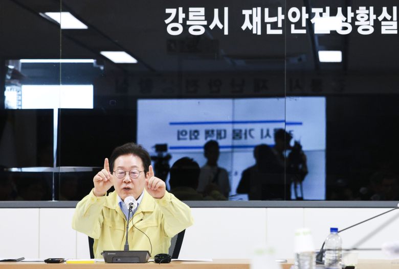 이재명 대통령이 30일 강원 강릉시청 재난안전상황실에서 열린 가뭄 대책 회의에서 발언하고 있다. [연합]