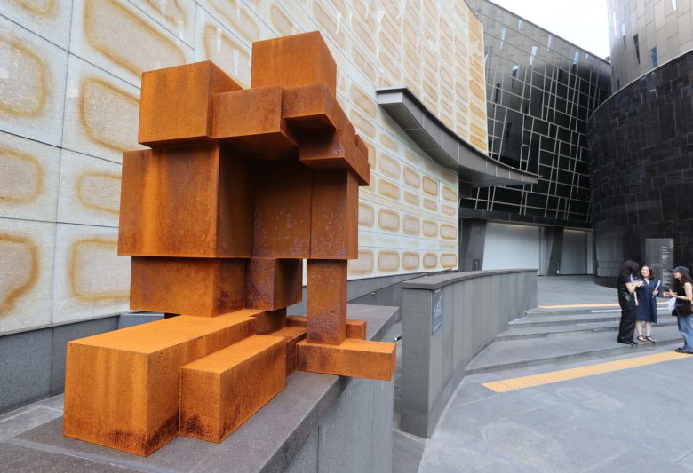 29일 서울 강남구 화이트 큐브 서울 외부에 영국 조각가 안토니 곰리의 작품 ‘쉼 XIII(Cotch XIII)’이 전시돼 있다.  [연합뉴스]