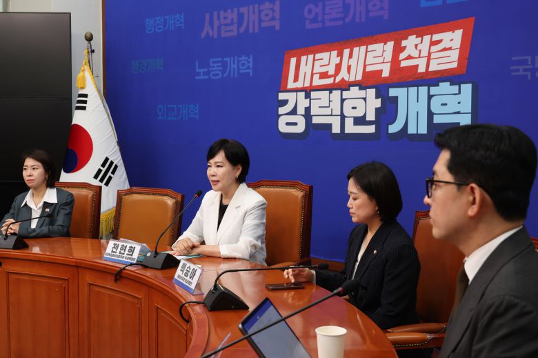 31일 서울 여의도 국회에서 전현희 더불어민주당 3대특검 종합대응특위 총괄위원장이 기자회견을 하고 있다. <연합뉴스>