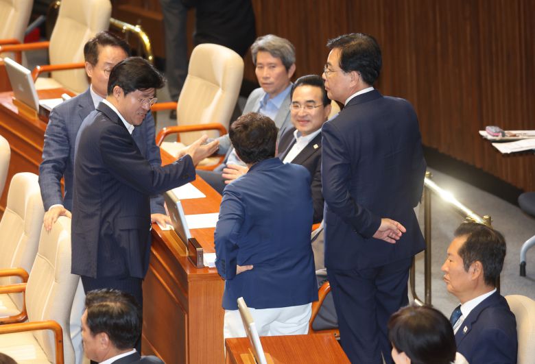 27일 국회 본회의에서 국민의힘이 추천한  국가인권위원회 이상현 상임위원, 우인식 비상임위원 선출안이 부결되자 송언석 원내대표와 임이자 의원이 항의하고 있다. [연합]