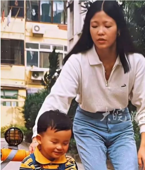 중국 상하이의 한 여성이 26년 전 납치된 아들을 찾기 위해 자신이 소유한 아파트를 현상금으로 내걸었다. 사진은 납치된 왕레이씨의 어린 시절과 그의 어머니 탕웨이화. [SCMP 캡처]