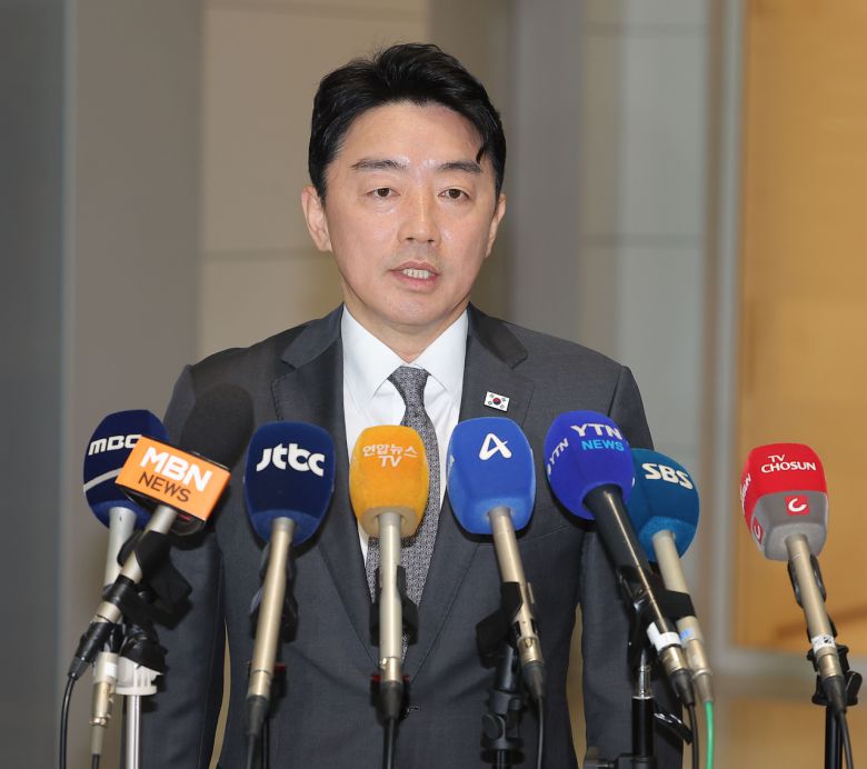 강훈식 대통령 비서실장이 24일 이재명 대통령의 미국 순방길 동행을 위해 인천국제공항 제2여객터미널을 통해 출국하기 전 취재진 질문에 답변하고 있다. [연합]