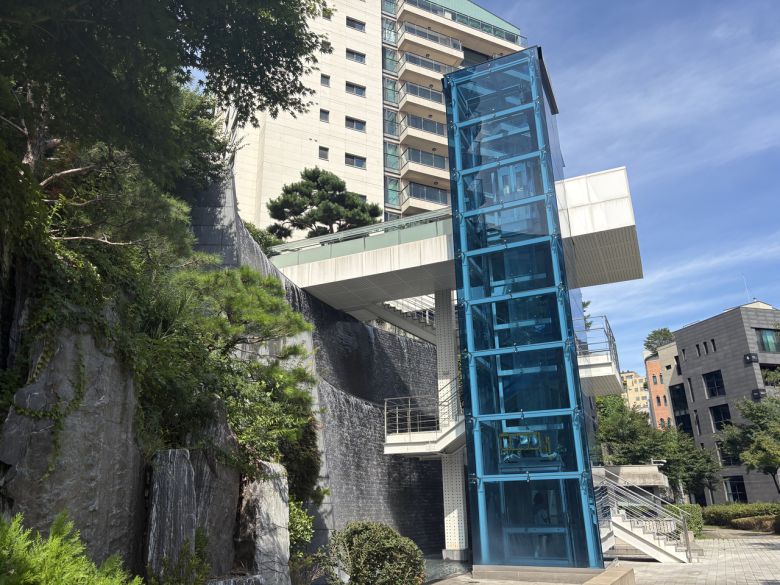 단지 내부에 있는 배리 플래니건의 ‘다이나믹한 청동토끼’ 작품