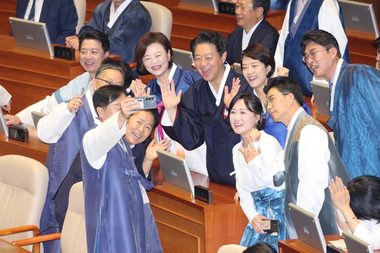 1일 서울 여의도 국회에서 열린 정기국회 개회식에 앞서 한복을 입은 의원들이 기념촬영을 하고 있다. [연합]