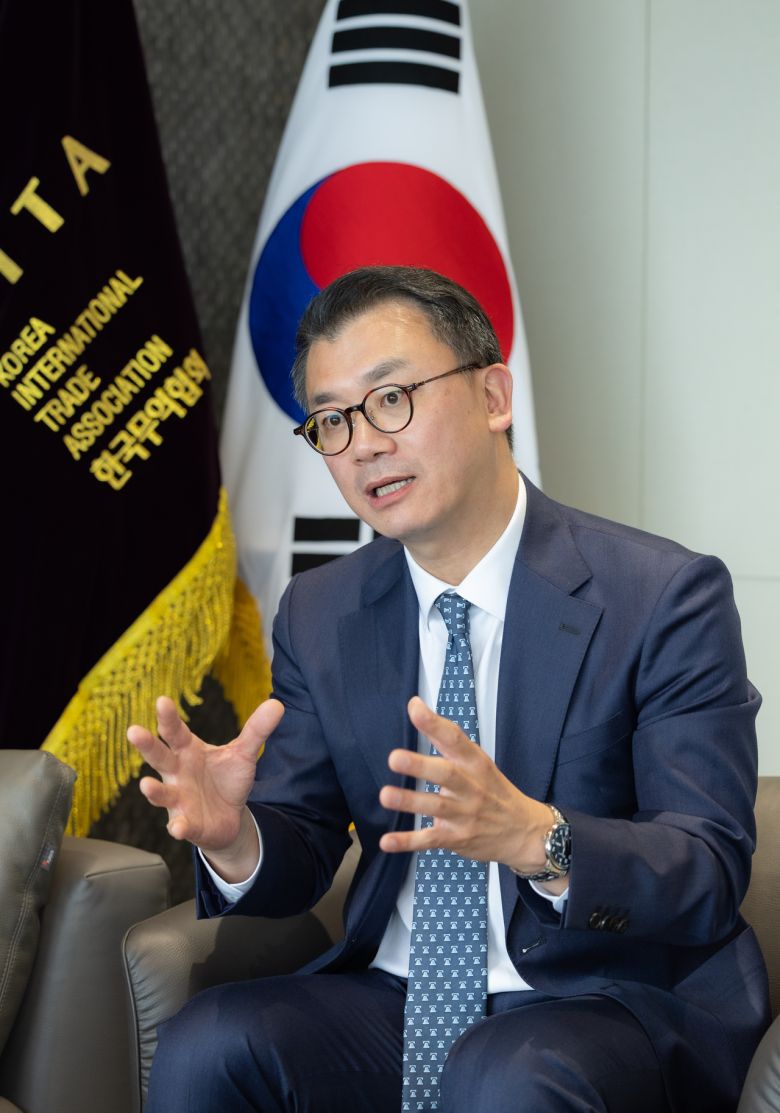 앤서니 김 미국 헤리티지재단 선임연구원이 지난달 28일 트레이드타워에서 KITA의 주재로 열린 헤럴드경제-코리아헤럴드와의 인터뷰에서 최근 트럼프 행정부의 관세 정책에 대한 설명을 이어가고 있다. [한국무역협회 제공]