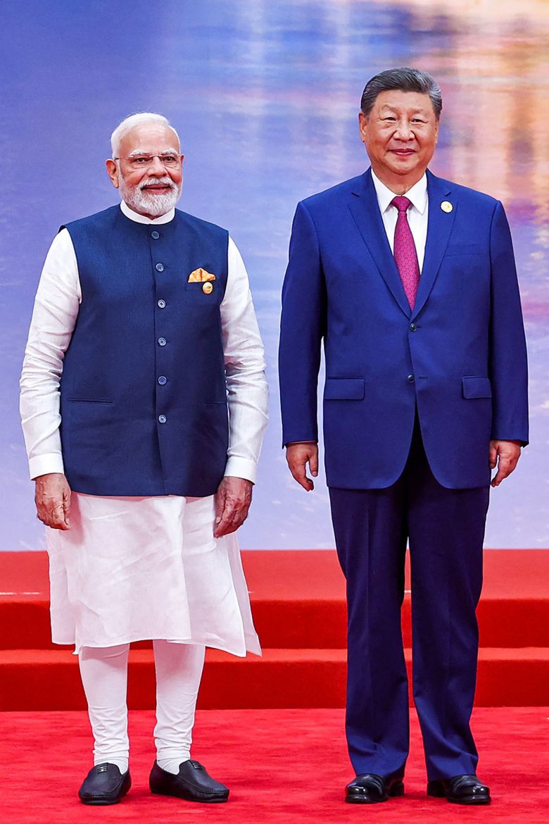 지난 8월 31일 나렌드라 모디 인도 총리(왼쪽)와 중국 시진핑 국가주석이 톈진에서 열린 상하이협력기구(SCO) 정상회의 환영식에서 포즈를 취하고 있다. [AFP]