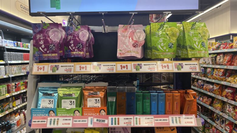 지난달 25일 서울 마포구 CU 홍대상상점에서 화장품이 판매되고 있다. 박연수 기자