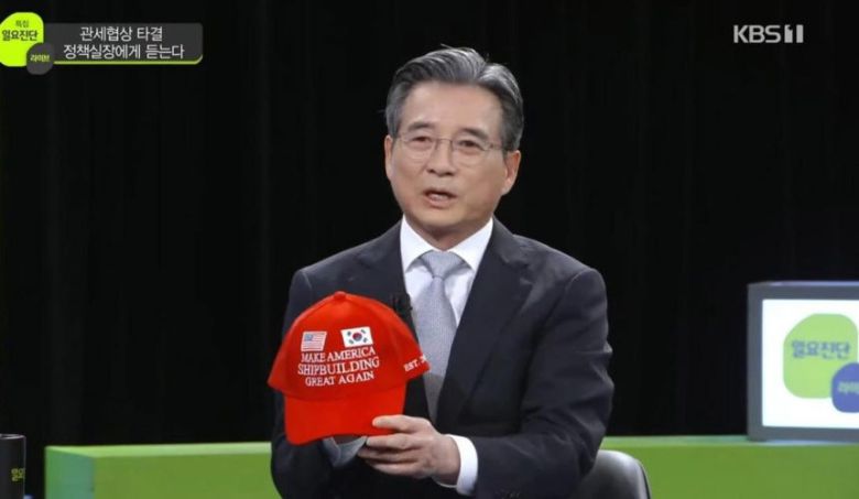 김용범 대통령실 정책실장이 KBS 일요진단 스튜디오에 가져온 ‘마스가’ 모자   [방송 캡처]