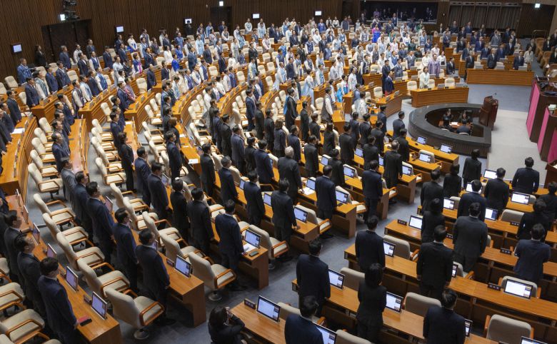 1일 국회에서 열린 제429회 국회 정기회 개회식에서 형형 색색 한복과 검은 상복을 입은 여야 의원들이 애국가를 부르고 있다. [연합]