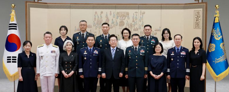 이재명 대통령이 2일 서울 용산 대통령실 청사에서 열린 대장 진급·보직 신고 및 삼정검 수치 수여식에서 진영승(앞줄 왼쪽 네 번째) 합동참모의장 후보자 등 대장 진급 장성 및 가족과 기념촬영을 하고 있다. [연합]