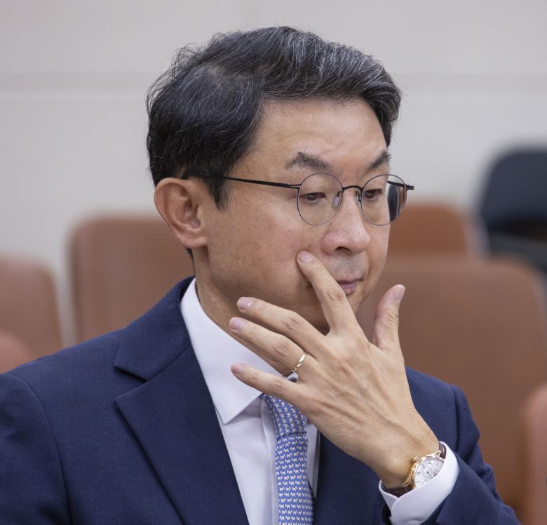 이억원 금융위원장 후보자가 2일 국회 정무위원회에서 열린 인사청문회에 출석해 의원 질의를 듣고 있다. [연합]