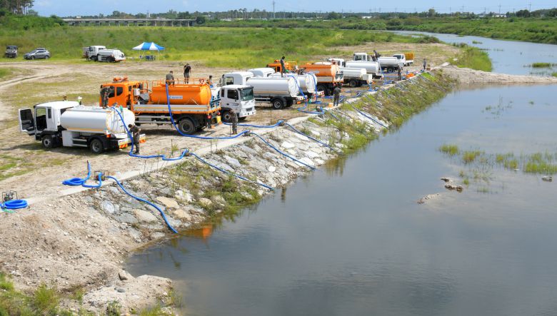 지난 2일 강원 강릉시 외곽의 한 하천에서 전국에서 지원하러 온 살수차들이 강릉시 상수원인 오봉저수지에 투입할 물을 담고 있다. [연합]