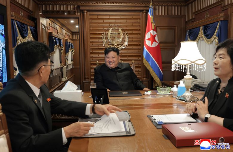 북한 관영 조선중앙통신이 공개한 사진에는 김정은 북한 국무위원장이 지난 9월 북한 평양에서 전용열차를 타고 있는 모습이 담겨 있다. [EPA]